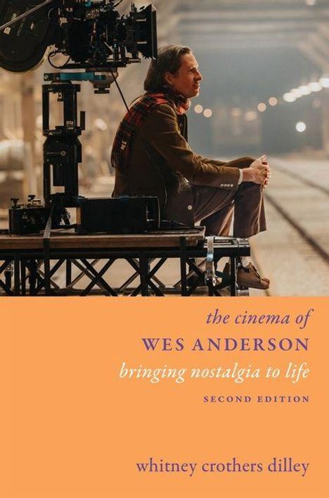 „The Cinema of Wes Anderson: Bringing Nostalgia to Life, Second Edition“ von Whitney Crothers Dilley. Mann neben Kamera.