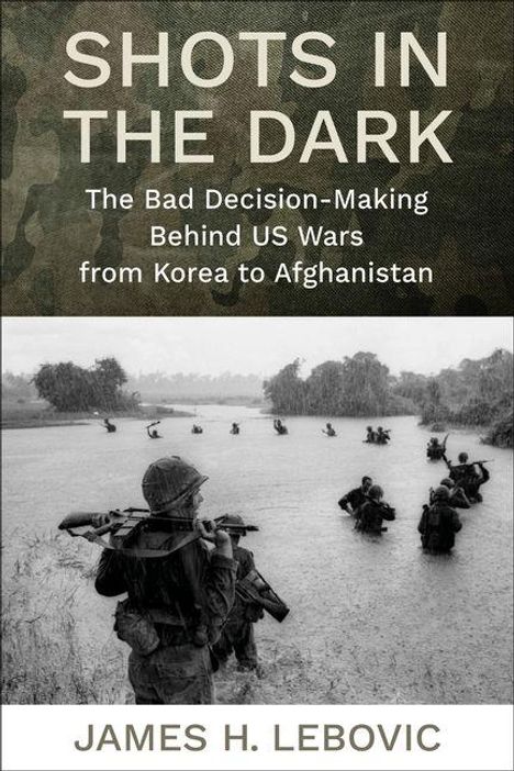 Texte: "SHOTS IN THE DARK: The Bad Decision-Making Behind US Wars from Korea to Afghanistan" von James H. Lebovic.  
Bild: Soldaten waten durch einen Fluss.