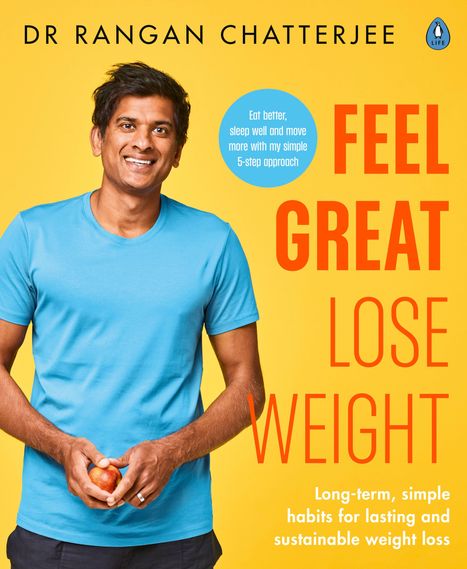 DR RANGAN CHATTERJEE. Eat better, sleep well and move more with my simple 5-step approach. Mann mit Apfel, gelber Hintergrund.