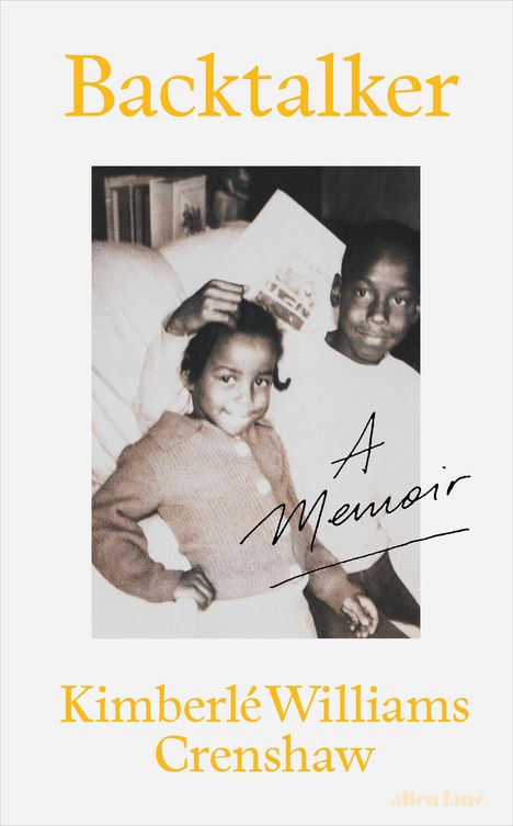 Text: "Backtalker", "A Memoir", "Kimberlé Williams Crenshaw". Schwarz-Weiß-Foto von zwei Kindern, eines hält ein Buch.