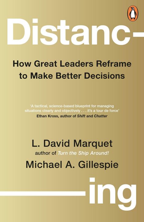 Text in großen Buchstaben: "Distancing". Darunter: "How Great Leaders Reframe to Make Better Decisions." Beige Hintergrund.