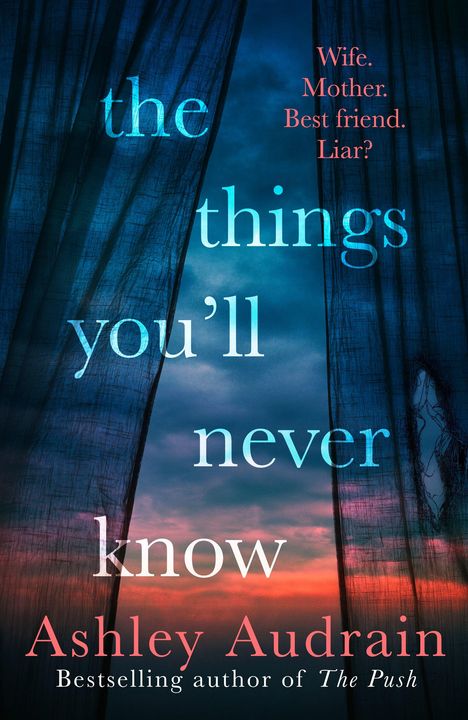 "Wife. Mother. Best friend. Liar?" "The things you'll never know." "Ashley Audrain." Ein dunkler Vorhang vor einem Himmel bei Sonnenuntergang.