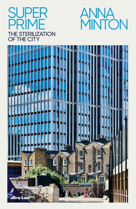 "Super Prime: The Sterilization of the City" und "Anna Minton" in blau. Hochhäuser hinter niedrigen Backsteinhäusern.