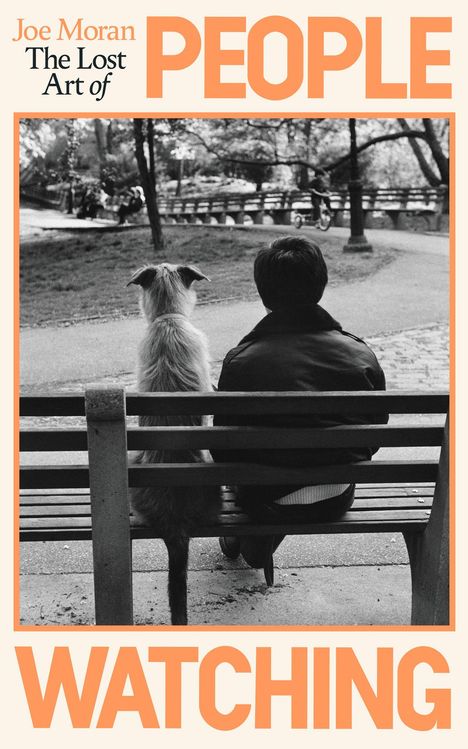 Text: "Joe Moran: The Lost Art of People Watching." Ein Mensch und ein Hund sitzen rücklings auf einer Parkbank und schauen.