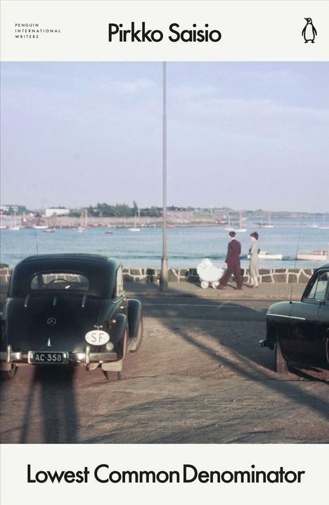 "Pirkko Saisio", "Lowest Common Denominator". Zwei Oldtimer am Strand, Paar mit Kinderwagen spaziert.