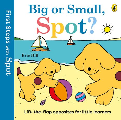 Titel: "Big or Small, Spot?" Zwei gelbe Hunde am Strand mit bunten Bällen, Segelboote im Meer.
