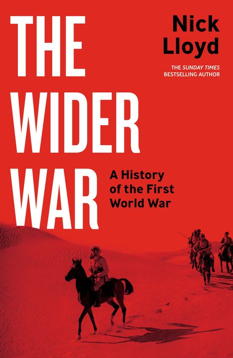 „THE WIDER WAR“ und „Nick Lloyd“. Soldaten auf Pferden in einer Wüste in Rottönen.