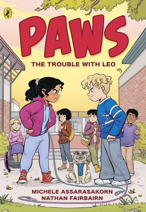 "PAWS: The Trouble with Leo." Zwei Kinder stehen im Mittelpunkt, ein Hund sitzt zwischen ihnen. Cartoon-Stil.