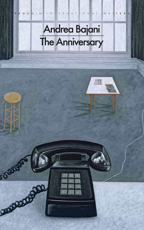 Text: "Andrea Bajani, The Anniversary". Illustration mit Telefon, Hocker und Tisch in einem Raum mit großen Fenstern.