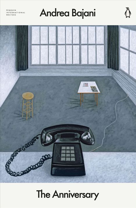 "Andrea Bajani. The Anniversary. Illustration: Telefon, Tisch und Hocker in leerem, grauem Raum mit großen Fenstern."
