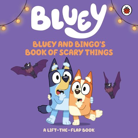 „BLUEY. BLUEY AND BINGO'S BOOK OF SCARY THINGS. A LIFT-THE-FLAP BOOK“. Zwei Hunde, umgeben von Fledermäusen auf lila Hintergrund.