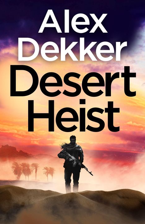 "Alex Dekker Desert Heist". Silhouette eines Bewaffneten in einer Wüste, Palmen im Hintergrund, dramatischer Himmel.
