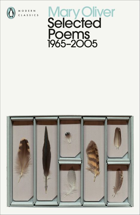 "Mary Oliver Selected Poems 1965–2025". Oben ein Logo; in Rahmen arrangierte Federn unterschiedlicher Art.
