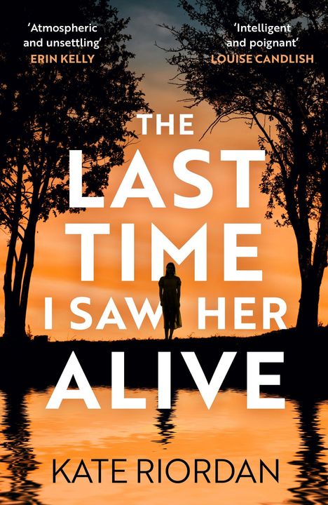 „The Last Time I Saw Her Alive“ von Kate Riordan. Silhouette einer Person zwischen Bäumen vor Sonnenuntergang.