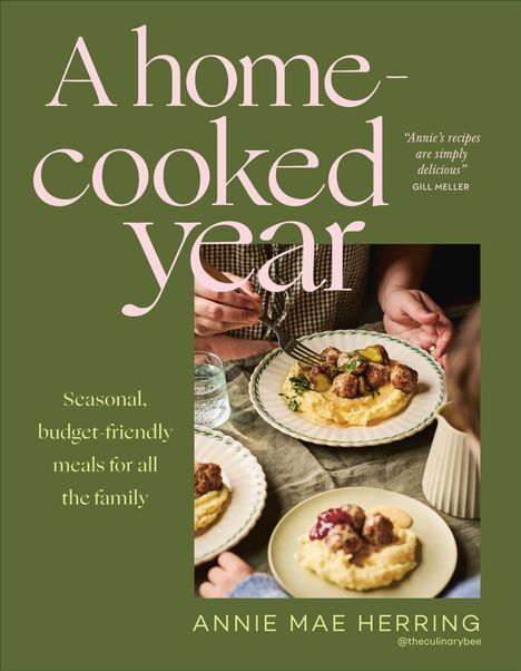 „A home-cooked year“ und „Seasonal, budget-friendly meals for all the family“ in rosa, grüner Hintergrund. Teller mit Essen.