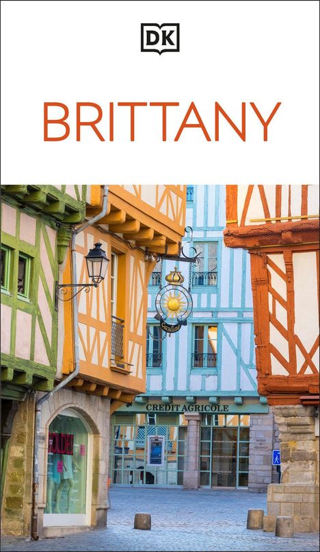 Text oben: "BRITTANY" und unten "CREDIT AGRICOLE". Ansicht von bunt bemalten Fachwerkhäusern in einer Straße.