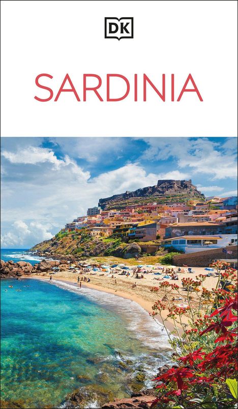 Text "SARDINIA" in Rot und "DK" Logo oben. Im Hintergrund ein Strand mit türkisfarbenem Wasser und bunte Häuser auf einem Hügel.