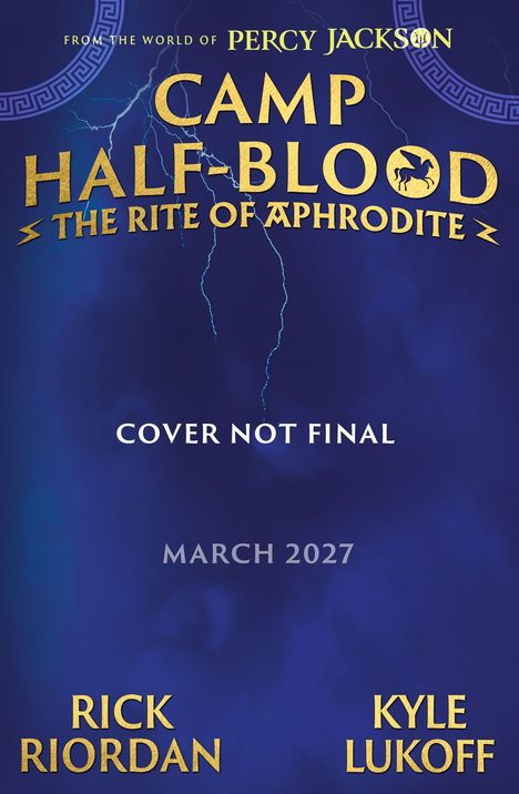 „CAMP HALF-BLOOD: THE RITE OF APHRODITE.“ Blitz auf blauem Hintergrund zeigt März 2027. Autoren: Rick Riordan, Kyle Lukoff.
