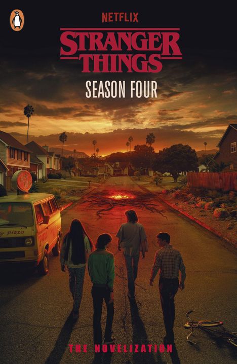 "STRANGER THINGS SEASON FOUR - THE NOVELIZATION" oben. Vier Personen gehen bei Sonnenuntergang auf eine leuchtende Straße.