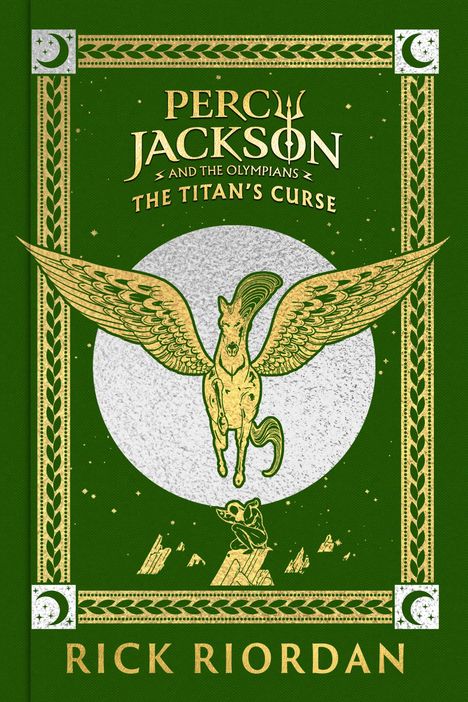 "Percy Jackson and the Olympians: The Titan's Curse. Rick Riordan." Goldenes Pegasus auf grünem Hintergrund mit Mondsymbolen.