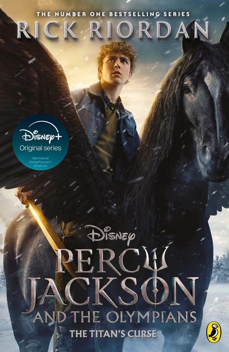 Text: "RICK RIORDAN", "Disney+ Original series", "PERCY JACKSON AND THE OLYMPIANS: THE TITAN'S CURSE". Junge mit Pferd im Schnee.