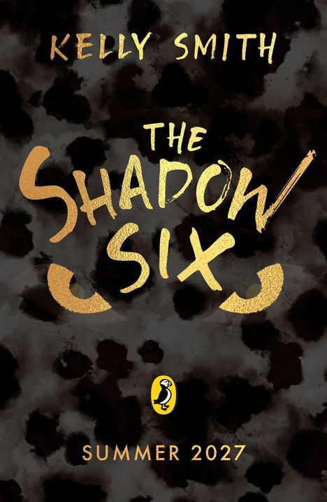 "KELLY SMITH THE SHADOW SIX SUMMER 2027" steht auf einem dunklen Hintergrund mit goldenen Akzenten und einem Logo.
