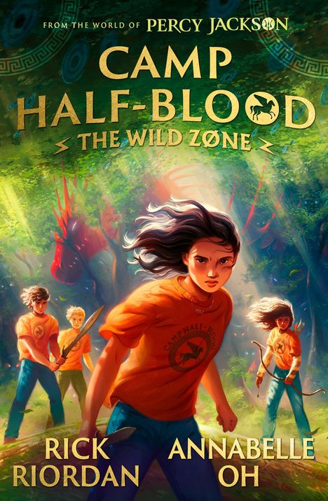 "Camp Half-Blood: The Wild Zone" in goldener Schrift. Junge Helden in orangen T-Shirts, bewaffnet im Wald.
