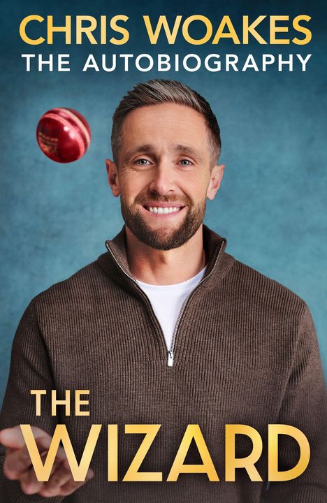 "Chris Woakes. The Autobiography. Final cover to be revealed. The Wizard." Text in weiß und orange auf schwarzem Hintergrund.