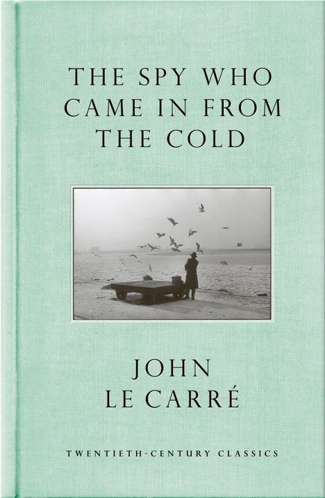 "The Spy Who Came in from the Cold", John le Carré, Twentieth-Century Classics. Foto: Person in Mantel am See, Möwen fliegen.