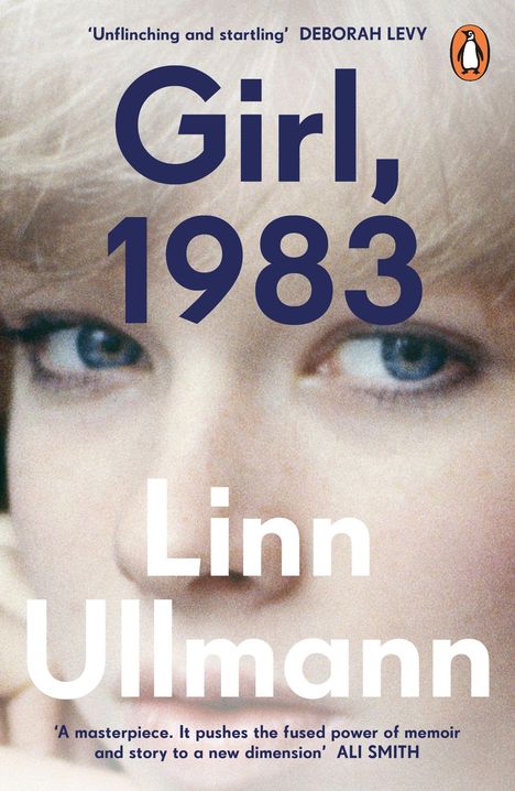 „Girl, 1983“ von Linn Ullmann. Oben Zitat von Deborah Levy, unten Ali Smith. Ein Gesicht mit blauen Augen im Hintergrund.