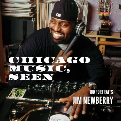 Texte: "CHICAGO MUSIC, SEEN", "100 PORTRAITS", "JIM NEWBERRY". Ein Mann lächelt mit Kopfhörern an einem DJ-Pult.