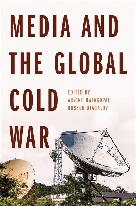 „Media and the Global Cold War“ steht groß darüber. Zwei große Satellitenschüsseln vor einem bewölkten Himmel.