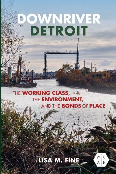 Texte: "DOWNRIVER DETROIT", "THE WORKING CLASS, THE ENVIRONMENT, AND THE BONDS OF PLACE", "LISA M. FINE". Flusslandschaft mit Brücke.