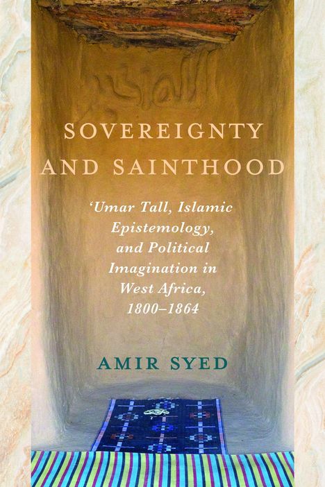 "SOVEREIGNTY AND SAINTHOOD" von AMIR SYED über Umar Tall und politische Imagination in Westafrika. Teppich in Lehmraum.