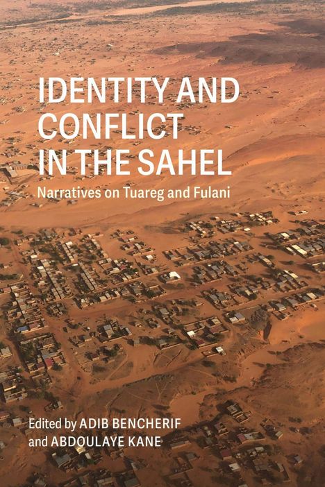 „Identity and Conflict in the Sahel“ mit Wüstenlandschaft und verstreuten Siedlungen, herausgegeben von Adib Bencherif und Abdoulaye Kane.