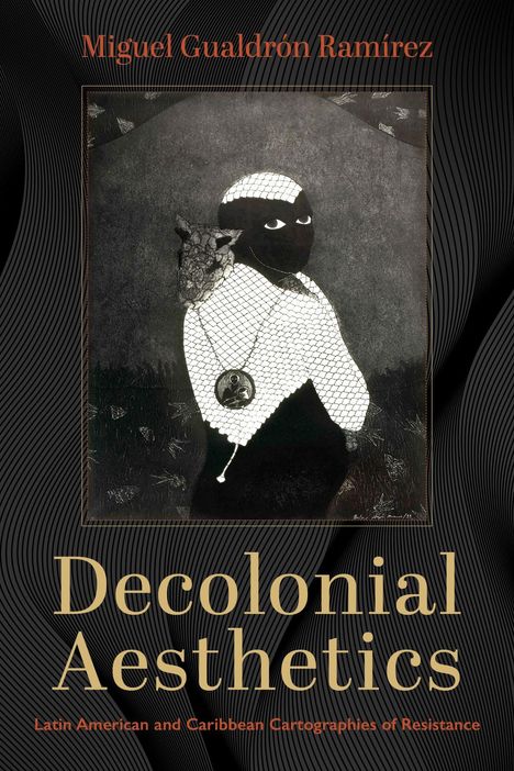 Miguel Gualdrón Ramírez. Decolonial Aesthetics. Eine maskierte Figur mit einem Tierkopf, schwarz-weiß gehalten.