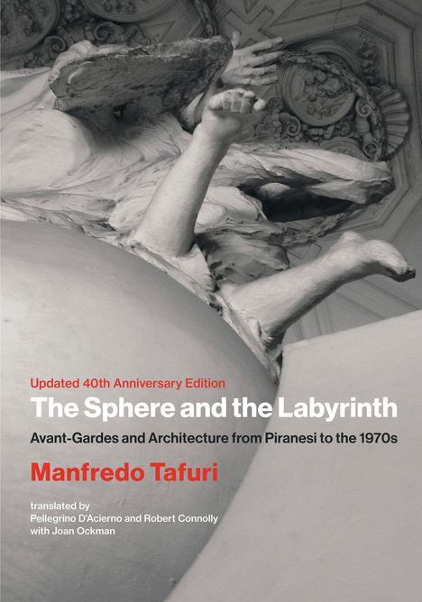 Text: "Updated 40th Anniversary Edition. The Sphere and the Labyrinth. Avant-Gardes and Architecture from Piranesi to the 1970s. Manfredo Tafuri. Translated by Pellegrino D’Acierno and Robert Connolly with Joan Ockman."  
Bild: Schwarz-weißes Foto einer Skulptur mit ausgestreckten Armen.
