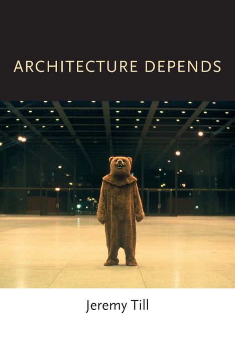 „ARCHITECTURE DEPENDS“ steht oben, „Jeremy Till“ unten. Ein Mensch im Bärenkostüm steht allein in einer großen Halle.