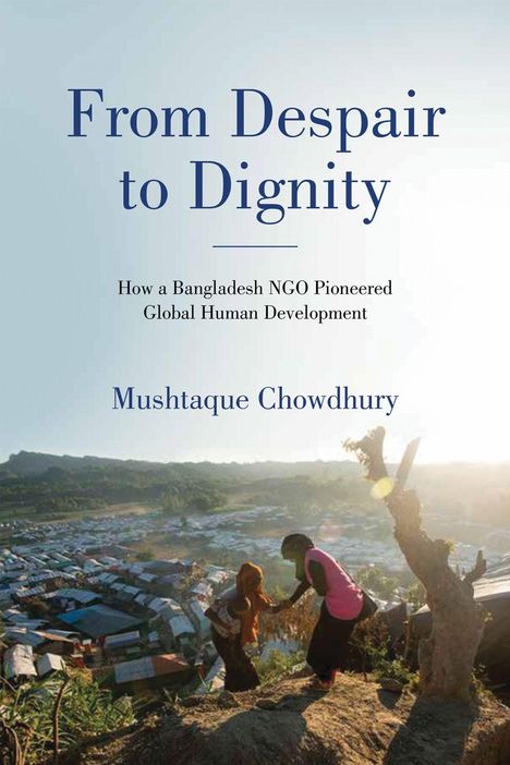 „From Despair to Dignity“ von Mushtaque Chowdhury. Zwei Personen helfen sich auf einem Hügel, im Hintergrund ein Dorf.
