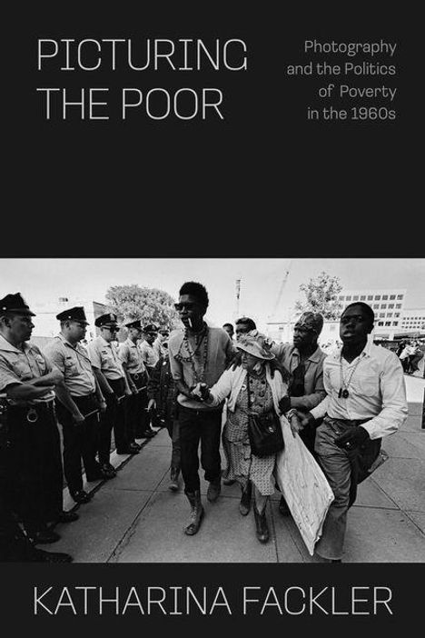 Text: "PICTURING THE POOR. Photography and the Politics of Poverty in the 1960s. KATHARINA FACKLER." Foto: Gruppe Menschen, Polizisten.