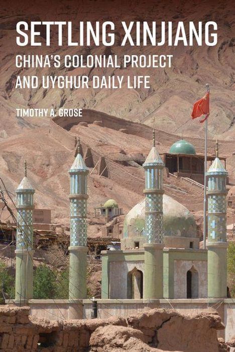 "Settling Xinjiang: China's Colonial Project and Uyghur Daily Life," Timothy A. Grose. Moschee vor karger, bergiger Kulisse.