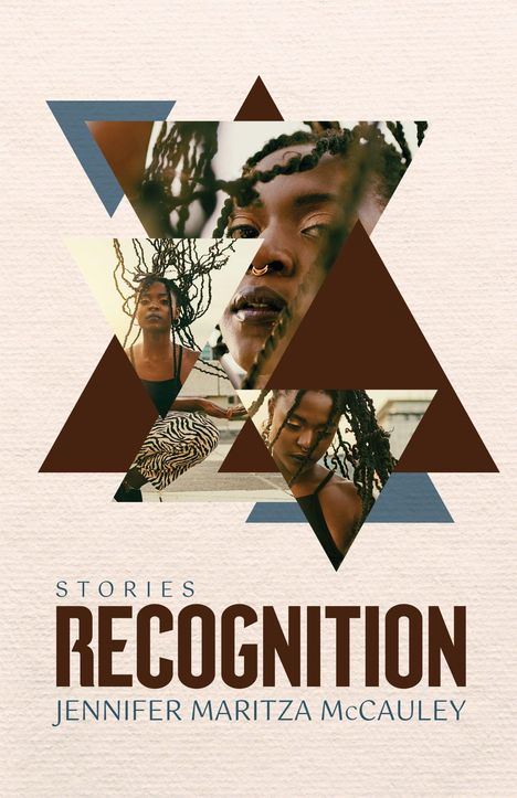 Text: "STORIES RECOGNITION JENNIFER MARITZA McCAULEY". 
Illustration: Überlappende Dreiecke mit Fotos einer Person.