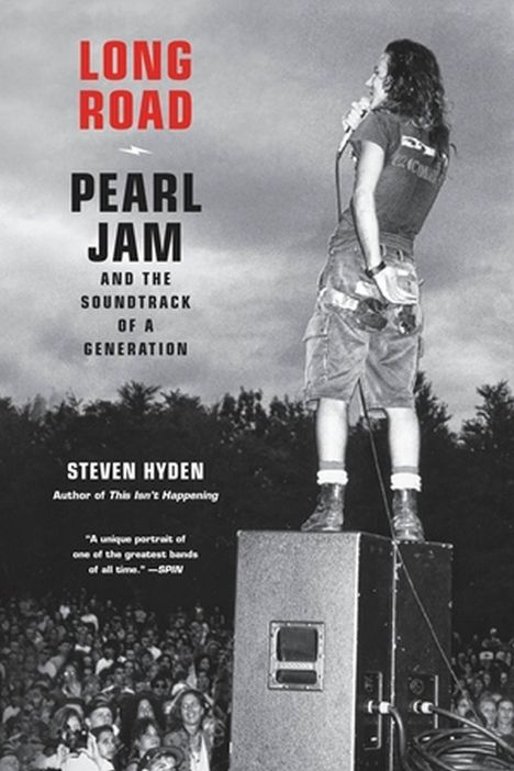 "LONG ROAD: PEARL JAM AND THE SOUNDTRACK OF A GENERATION" von Steven Hyden. Sänger vor Publikum auf Lautsprecher.