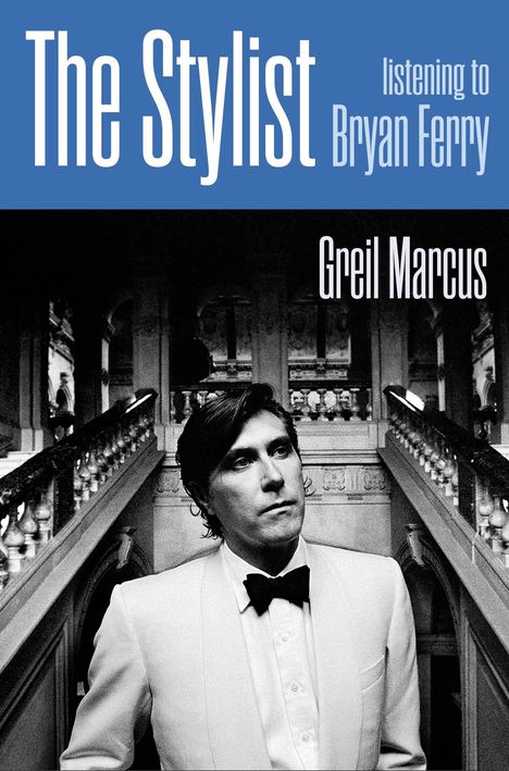„The Stylist, listening to Bryan Ferry, Greil Marcus“. Schwarz-weißes Porträt eines Mannes in einem weißen Anzug.