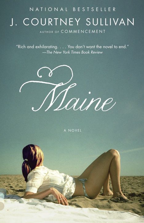 „Maine“, ein Roman von J. Courtney Sullivan. Eine Frau liegt entspannt am Strand, blauer Himmel im Hintergrund.