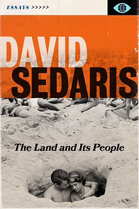 "Essays >>>>", "DAVID SEDARIS", "The Land and Its People".  
Schwarzweißfoto von zwei Menschen in einem Sandloch am Strand.