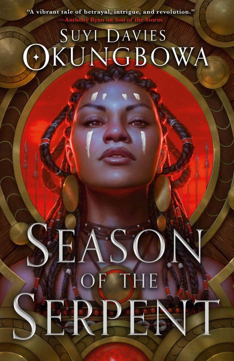 "SEASON OF THE SERPENT" von Suyi Davies Okungbowa. Illustration mit Frau vor rotem Hintergrund, umgeben von geometrischen Formen.