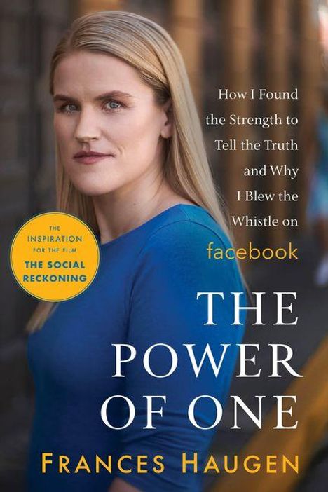 „The Power of One“ von Frances Haugen: Eine Frau mit langen Haaren trägt ein blaues Oberteil.