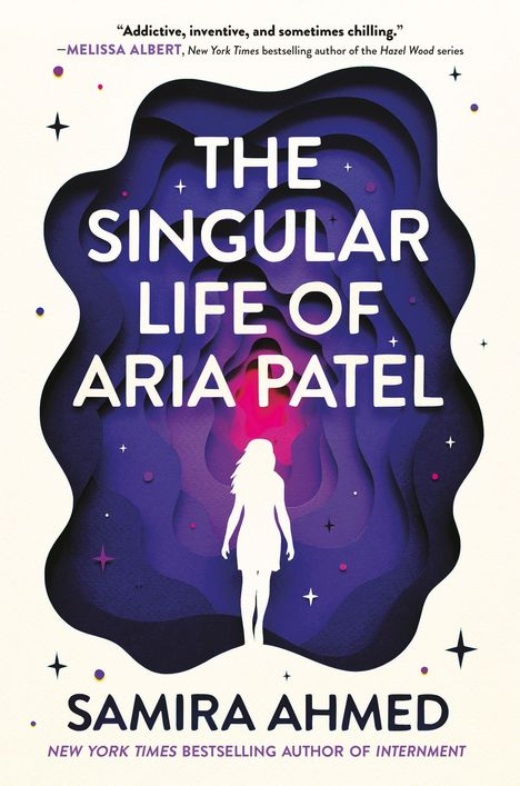„The Singular Life of Aria Patel“, Samira Ahmed. Silhouette vor lila-welligen Formen, Sterne umgeben die Figur.