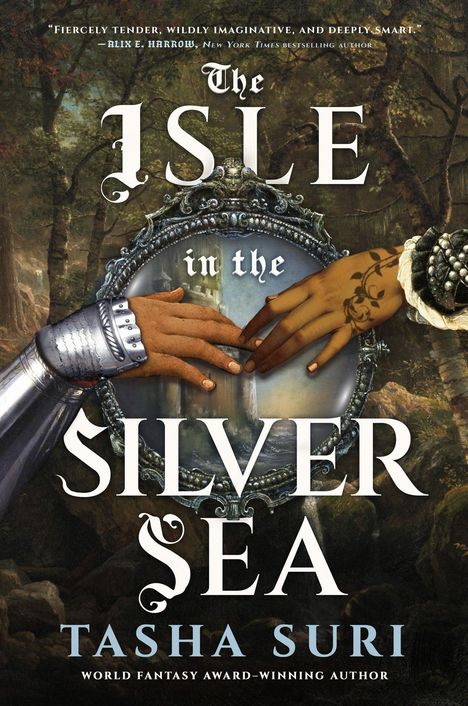 Text: "The Isle in the Silver Sea, Tasha Suri." Zwei Hände berühren sich vor einem Waldhintergrund, eine in Rüstung, die andere mit Tattoo.
